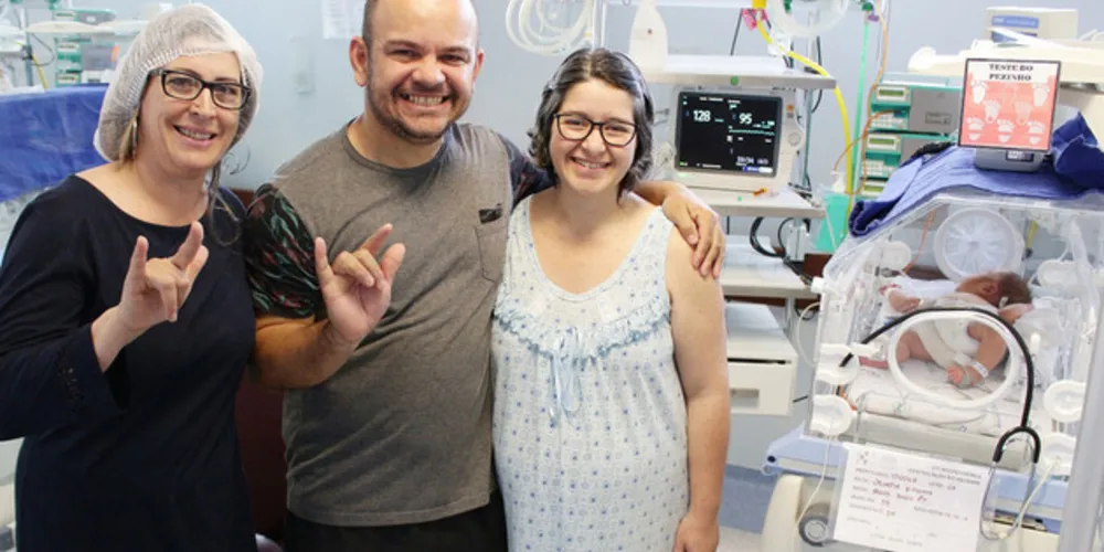 O casal Olímpia Virginia Páez e Ronildo Fernandes de Melo são deficientes auditivos e contaram com a ajuda de uma intérprete de Libras para acompanhar o parto e se comunicar com a equipe médica