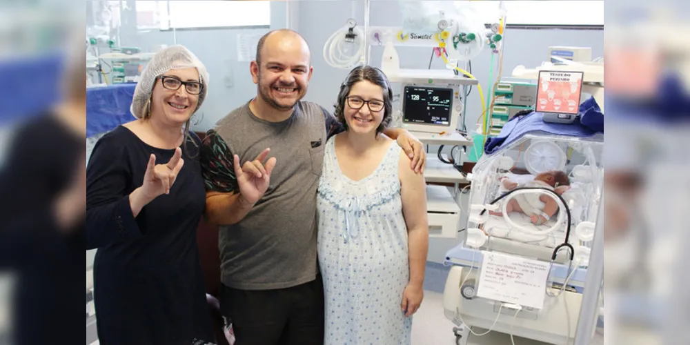 O casal Olímpia Virginia Páez e Ronildo Fernandes de Melo são deficientes auditivos e contaram com a ajuda de uma intérprete de Libras para acompanhar o parto e se comunicar com a equipe médica
