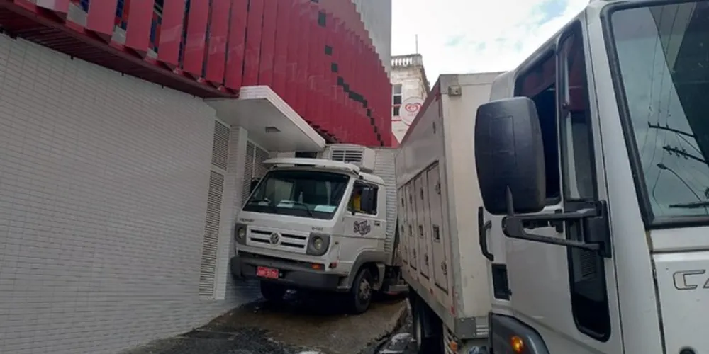 Acidente aconteceu na manhã desta sexta-feira na rua Santos Dummont