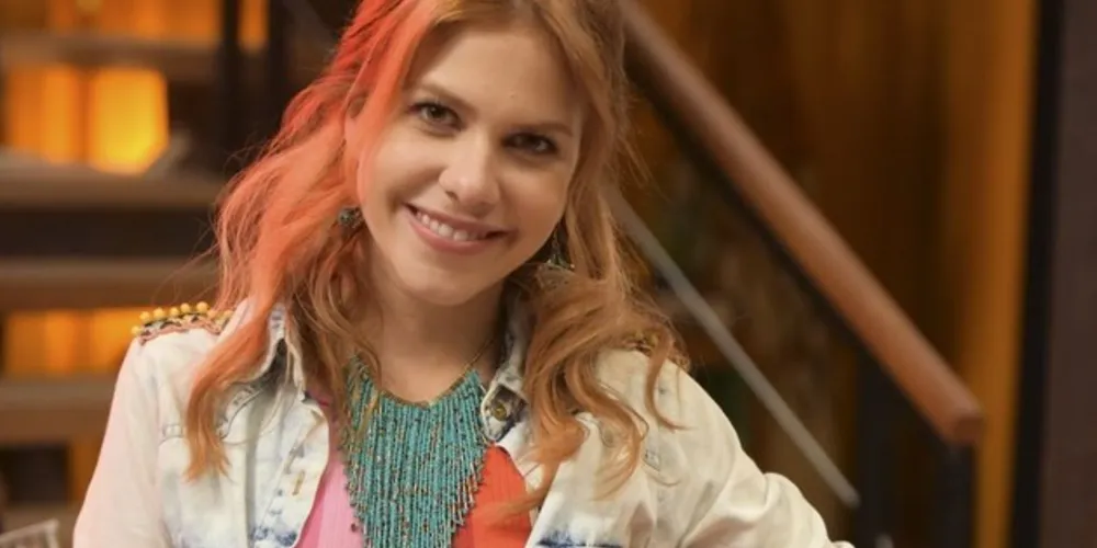 Topíssima: Minha Flor pedala na rua, sem perceber que está sendo seguida.