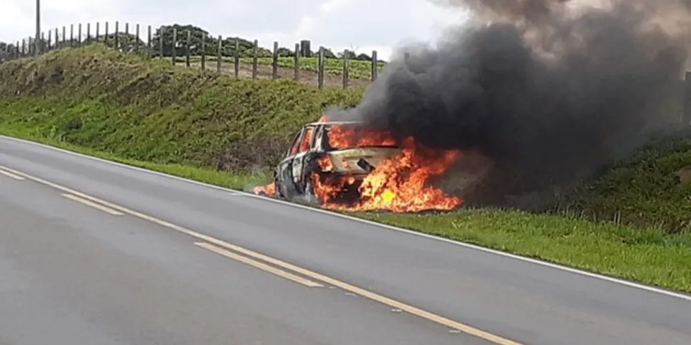 Imagem ilustrativa da imagem Carro é destruído pelo fogo na PR-438 entre PG e Guaragi