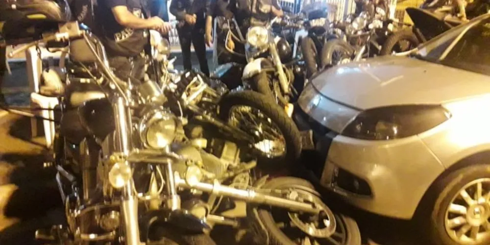 Imagem ilustrativa da imagem Carro bate contra motos estacionadas em Uvaranas