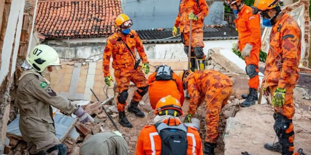 Equipes retiraram dos escombros o corpo da síndica do prédio, Maria das Graças Rodrigues, de 53 anos, última pessoa que estava desaparecida