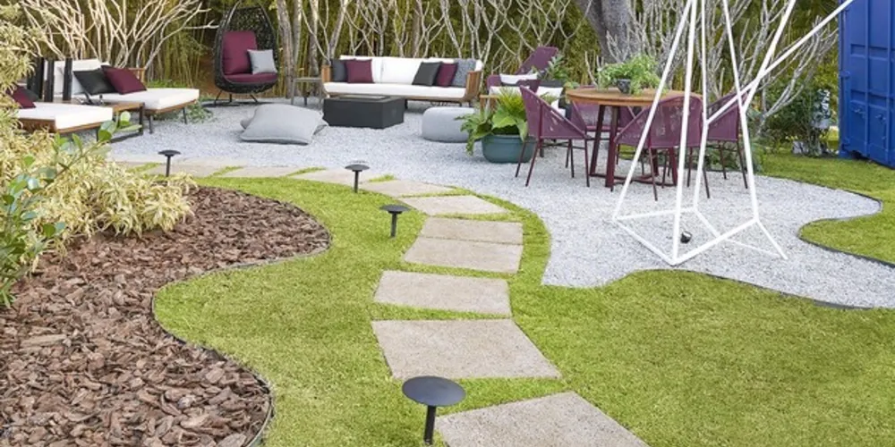 Por ser mais resistente ao sol e não exigir grande investimentos de manutenção, a paisagista opta pela grama Esmeralda
