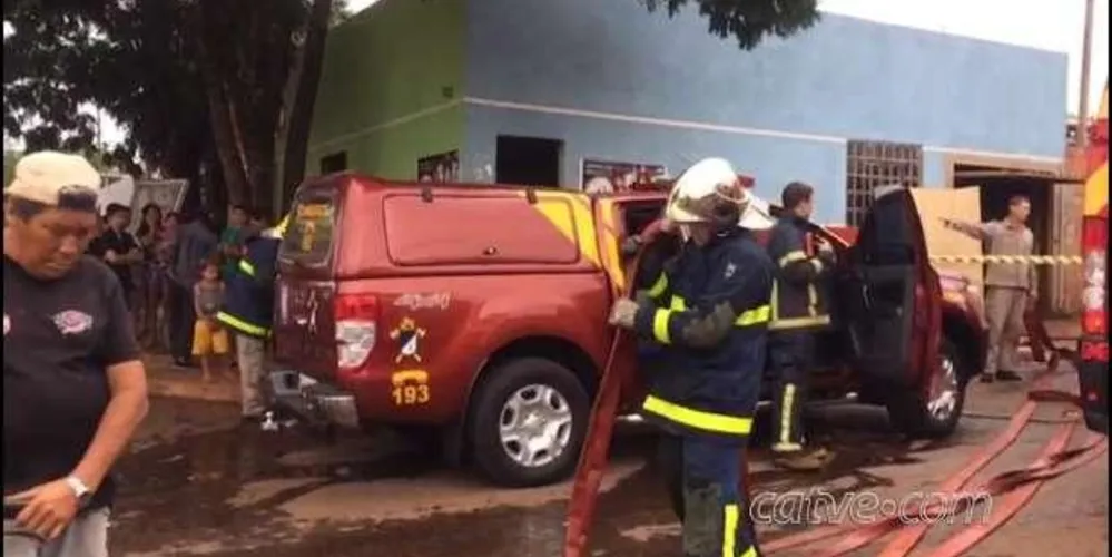 O Corpo de Bombeiros foi acionado para fazer o combate ao fogo