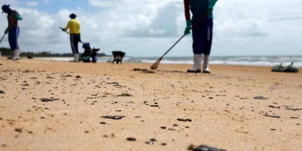 As manchas de óleo já atingiram 201 localidades de 74 municípios no litoral do Nordeste desde que apareceram no final de agosto