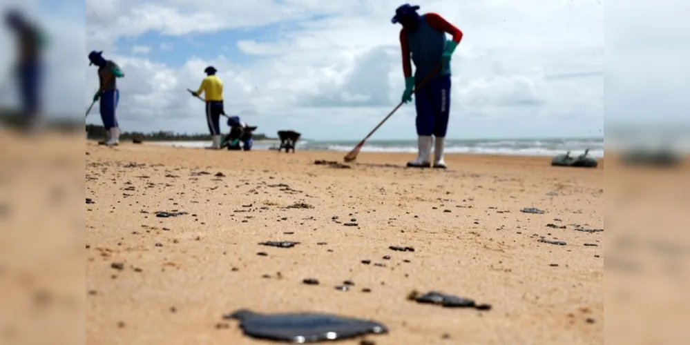 As manchas de óleo já atingiram 201 localidades de 74 municípios no litoral do Nordeste desde que apareceram no final de agosto