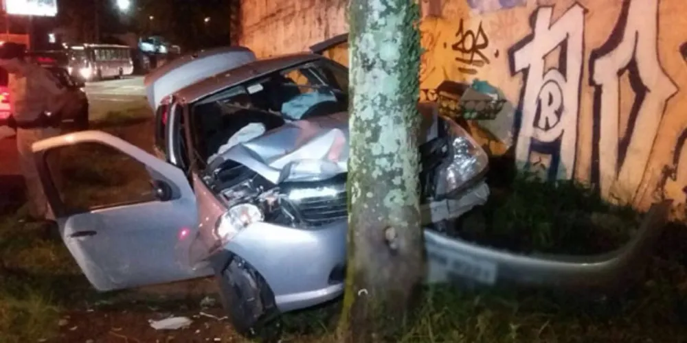 Imagem ilustrativa da imagem Dupla armada assalta residência e acaba presa após bater carro