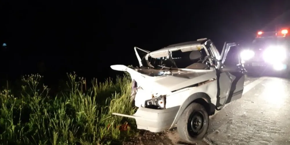 Quatro pessoas ficaram feridas na colisão frontal e precisaram de atendimento médico