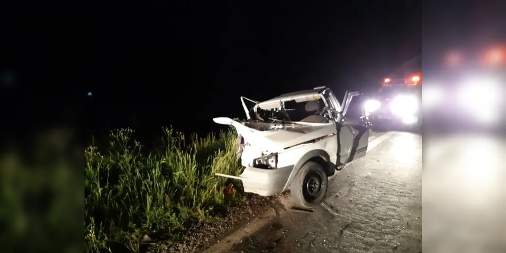 Quatro pessoas ficaram feridas na colisão frontal e precisaram de atendimento médico