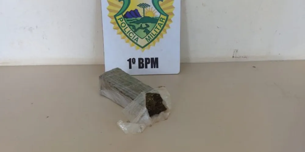 Droga estava enterrada perto de árvore no quintal da casa