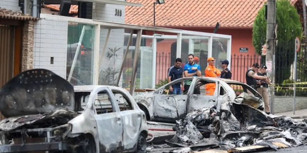 Aparelho caiu em uma área residencial do bairro Caiçara, na região Noroeste da capital mineira, perto das 9 horas