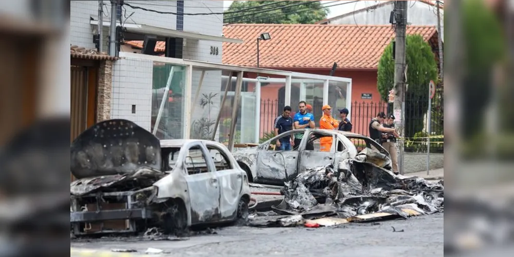 Aparelho caiu em uma área residencial do bairro Caiçara, na região Noroeste da capital mineira, perto das 9 horas