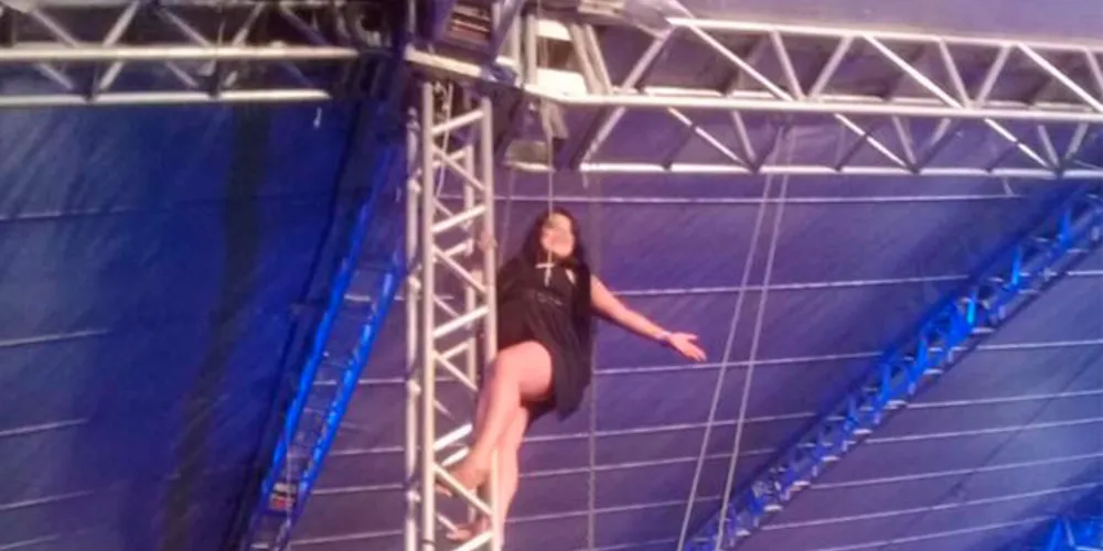 Imagem ilustrativa da imagem Jovem ‘escala’ estrutura durante show de Luan Santana em PG