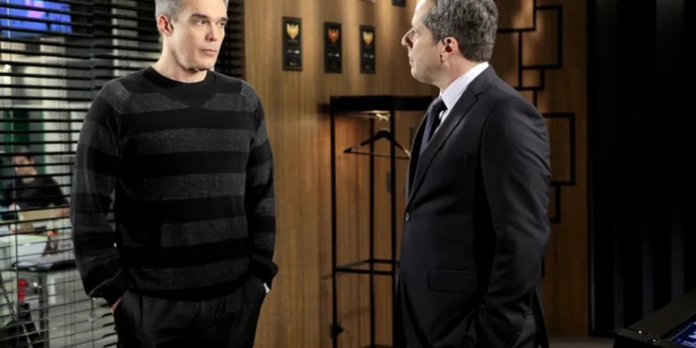 As aventuras de Poliana: Roger tenta descobrir a senha de acesso para o computador de Pendleton