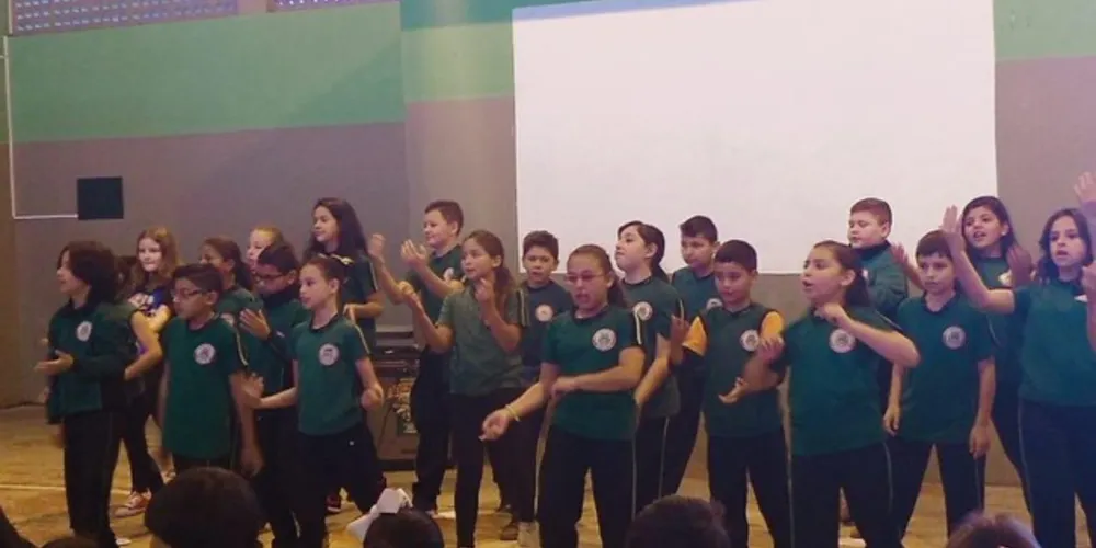 Imagem ilustrativa da imagem Alunos homenageiam professores em Jaguariaíva