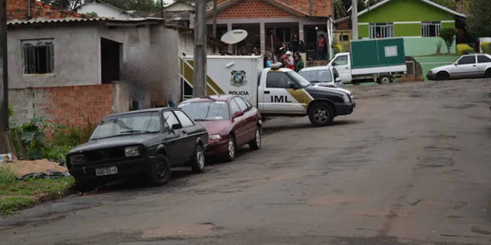 Corpo foi encontrado no quarto da casa da vítima no começo da tarde de segunda-feira