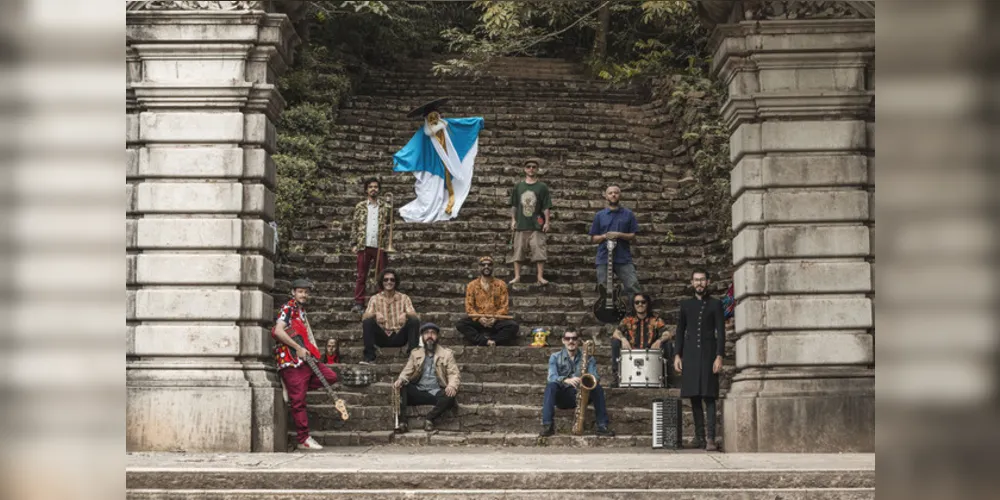 A Nomade Orquestra traz uma mistura de gêneros como funk, jazz, rock, dub, afrobeat e outras expressões musicais