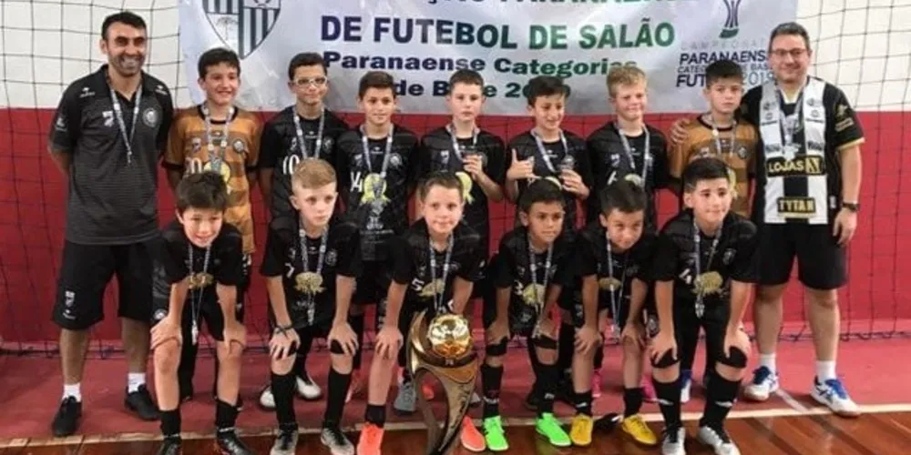 Os meninos do Sub-11 voltaram para casa com o troféu de vice-campeões
