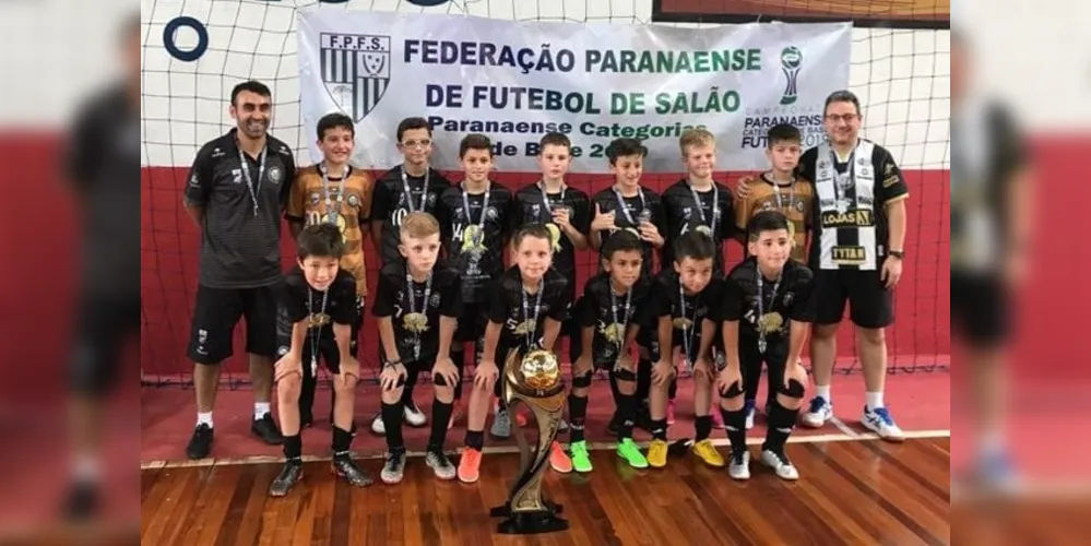 Os meninos do Sub-11 voltaram para casa com o troféu de vice-campeões