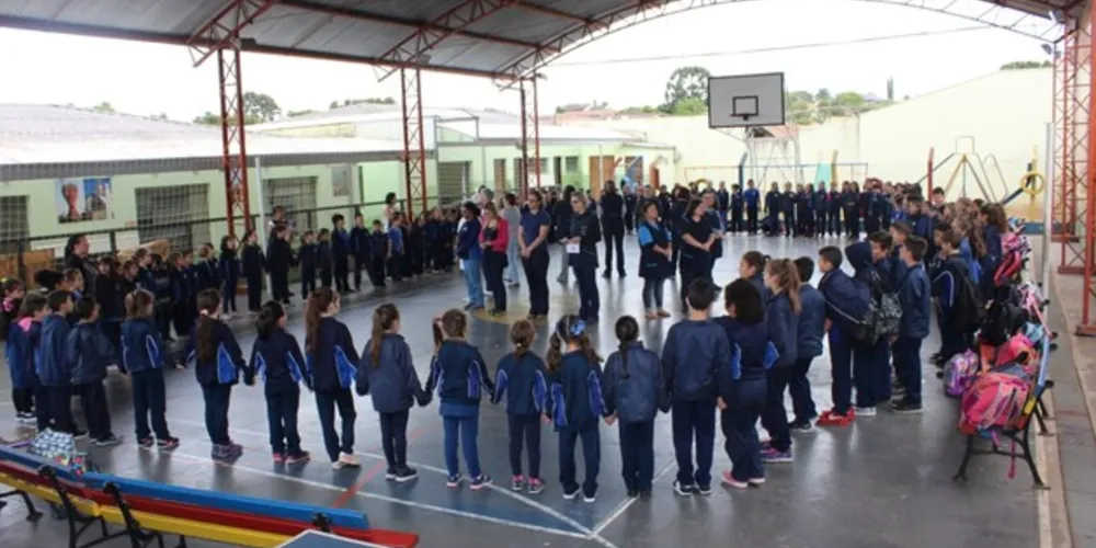 Imagem ilustrativa da imagem Pais e alunos homenageiam professores e funcionários