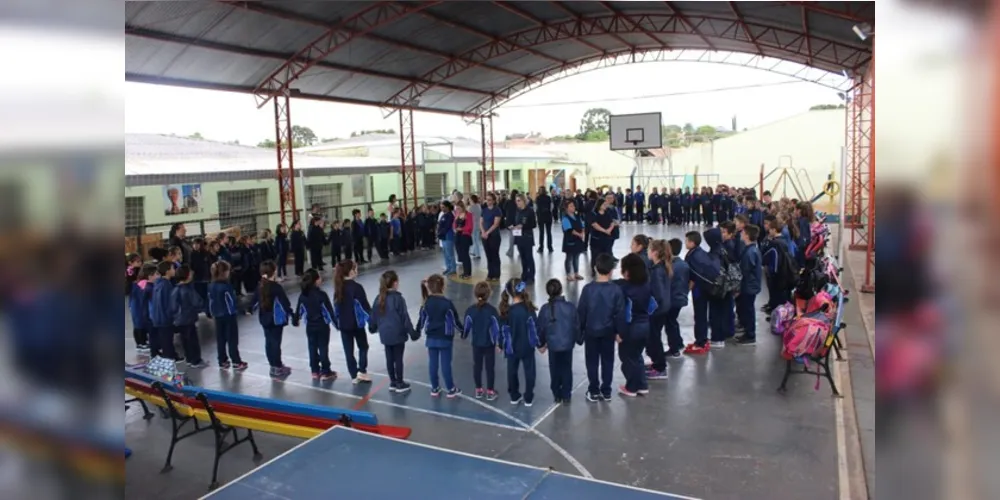 Imagem ilustrativa da imagem Pais e alunos homenageiam professores e funcionários