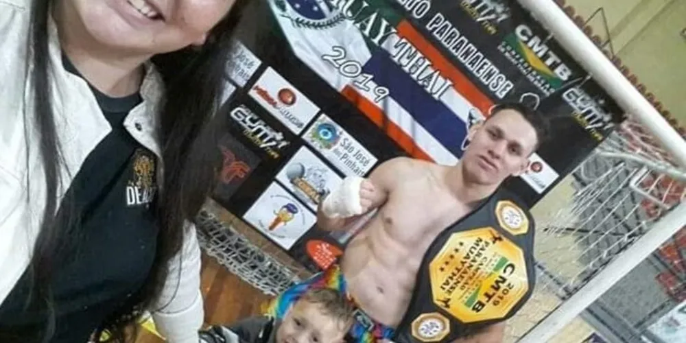 O campeão ao lado da esposa Letícia e do filho Luiz