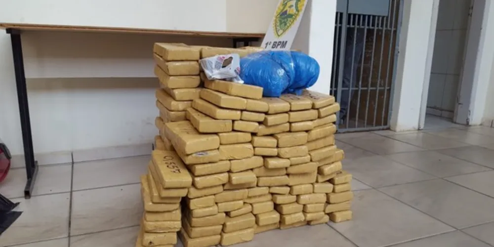 Grande apreensão de maconha é resultado de uma operação bloqueio realizada em uma das vias do bairro Cará-Cará.