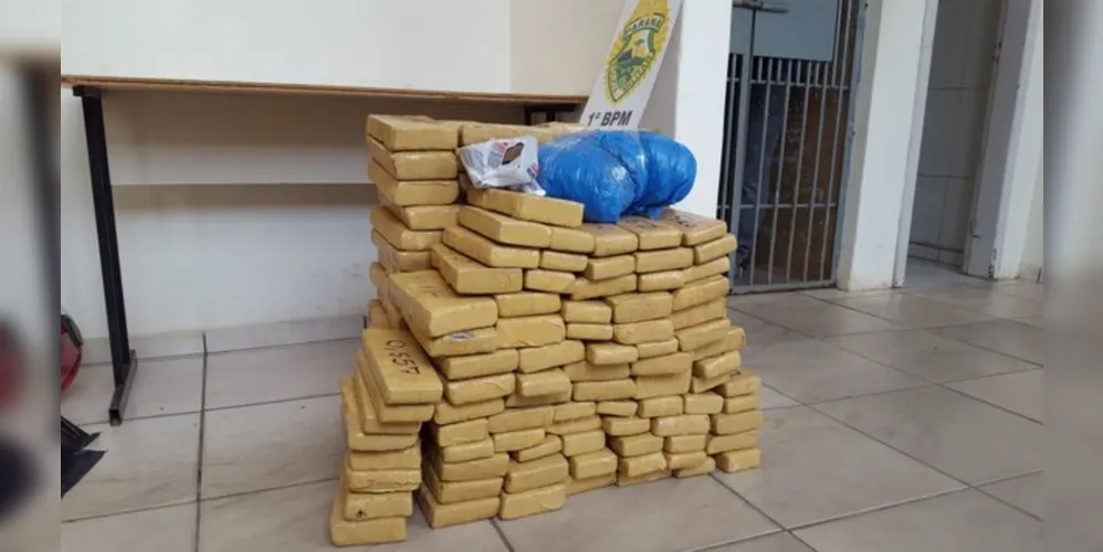 Grande apreensão de maconha é resultado de uma operação bloqueio realizada em uma das vias do bairro Cará-Cará.