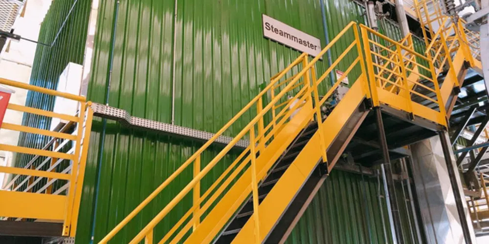 Caldeira de biomassa gera energia renovável para toda a produção da planta