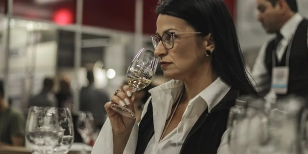 Sommelière Patrícia Ecave abordara diferentes temas sobre outubro rosa e vinhos para a próxima estação