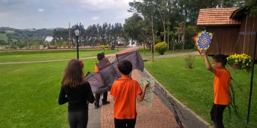Imagem ilustrativa da imagem Pipas e poemas divertem alunos em Carambeí