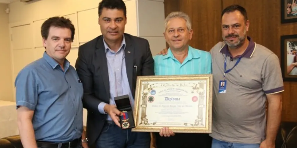 O prefeito recebeu a honraria na tarde de terça-feira (22)