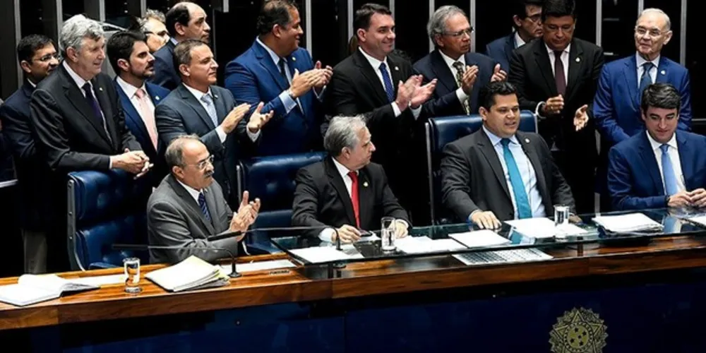 O ministro da Economia, Paulo Guedes, e a bancada governista junto à Mesa; o presidente do Senado, Davi Alcolumbre, anunciou o resultado: 60 a 19 votos