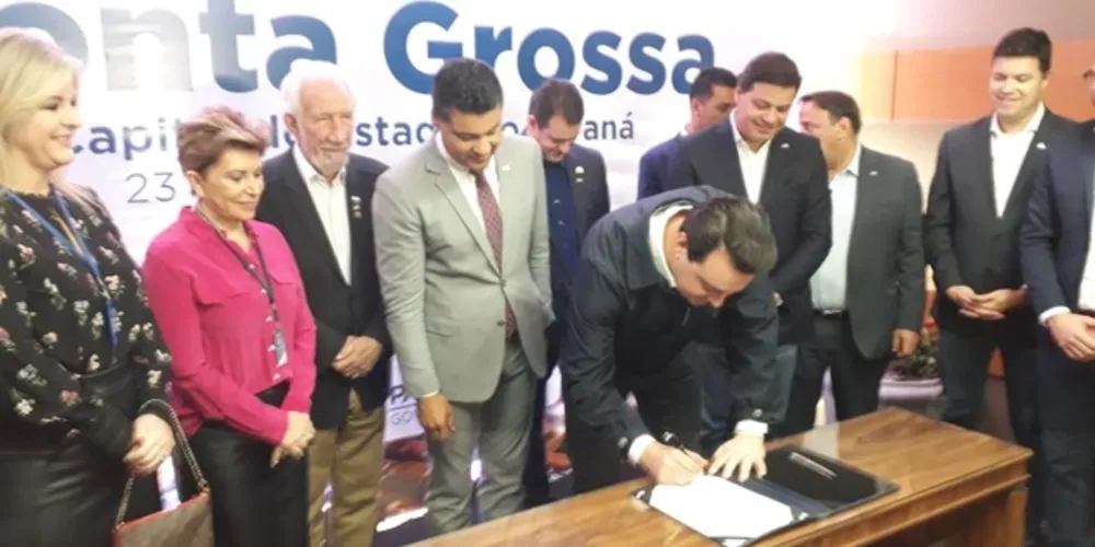 Carlos Massa Ratinho Junior assina o ato oficial de instalação na Prefeitura, no bairro da Ronda.