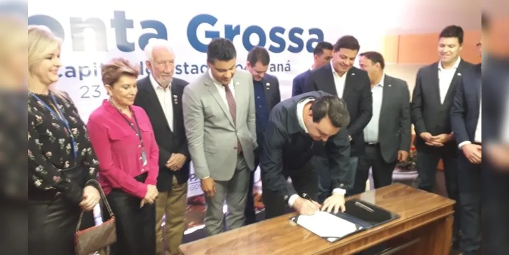 Carlos Massa Ratinho Junior assina o ato oficial de instalação na Prefeitura, no bairro da Ronda.