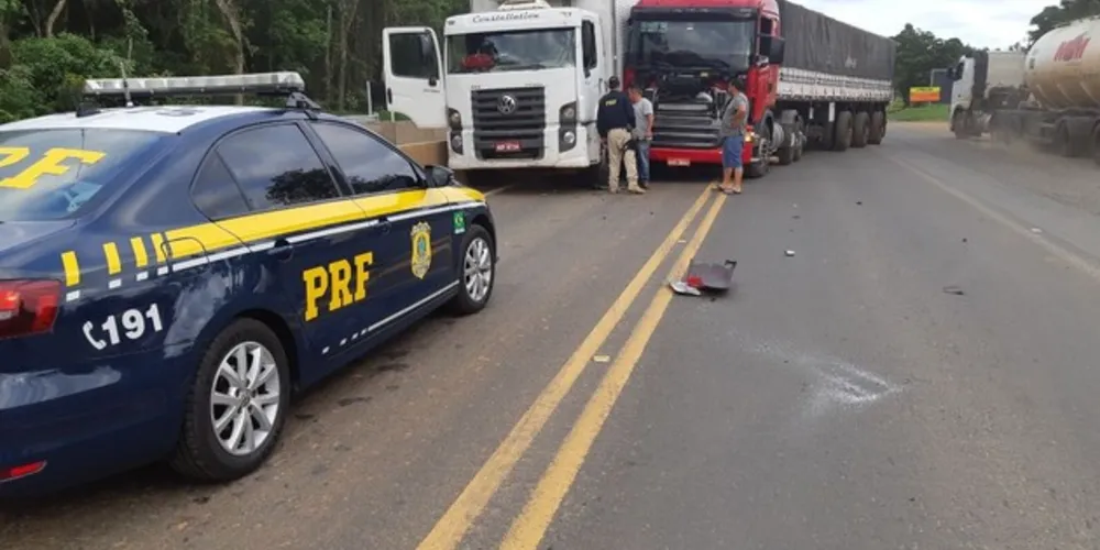 Imagem ilustrativa da imagem Caminhões batem em saída de posto na BR-376 em Tibagi