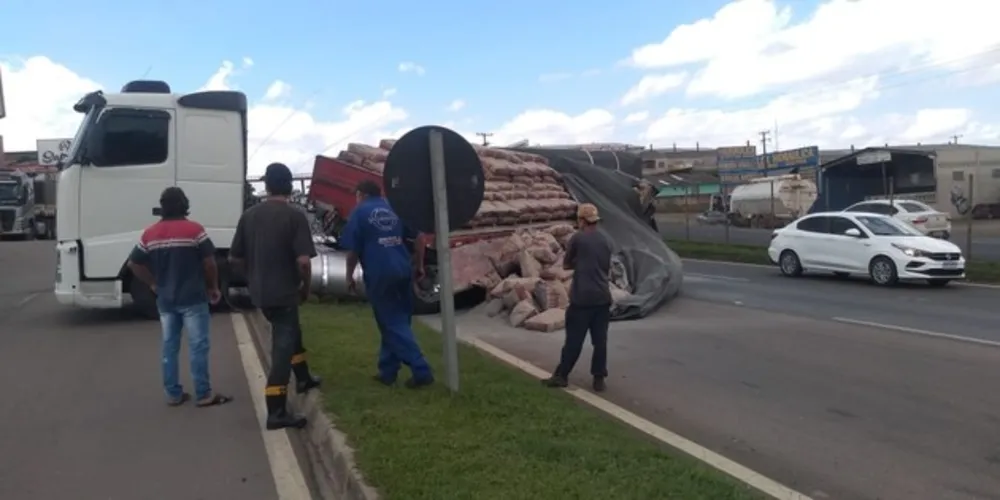 O fato aconteceu no KM 492 da rodovia na tarde desta quarta-feira (23) - o acidente foi registrado na avenida Presidente Kennedy, trecho urbano da BR-376.