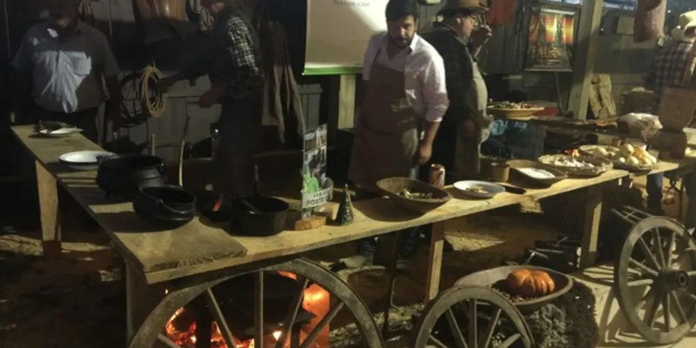 O concurso gastronômico força os participantes a resgatar o modo de preparo dos alimentos na época dos tropeiros. 