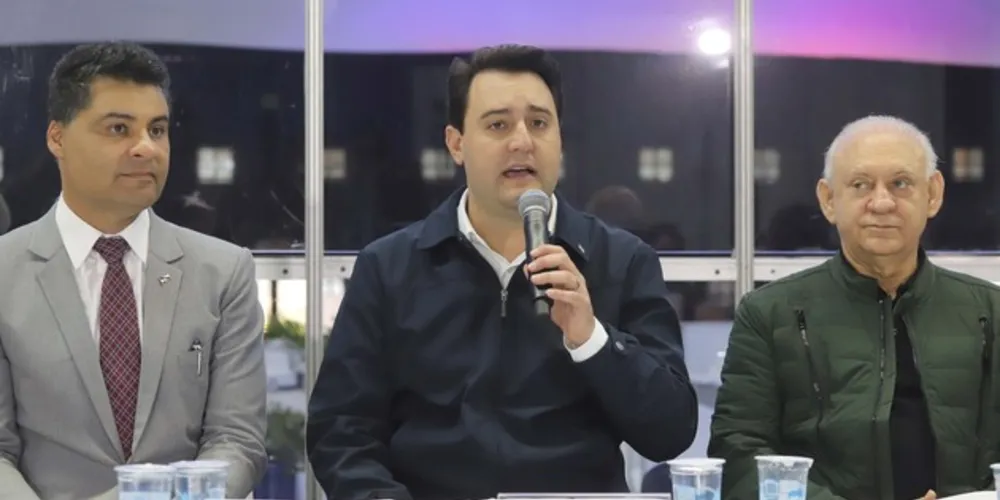 Governador Carlos Massa Ratinho Junior entregou nesta quinta-feira (24) licenças ambientais, em Ponta Grossa