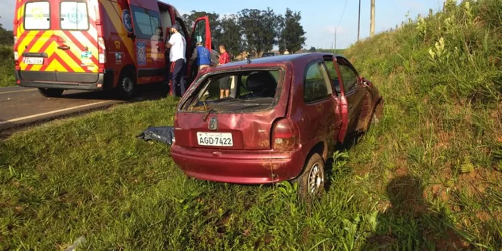Além da vítima fatal, outras duas pessoas ficaram feridas no capotamento