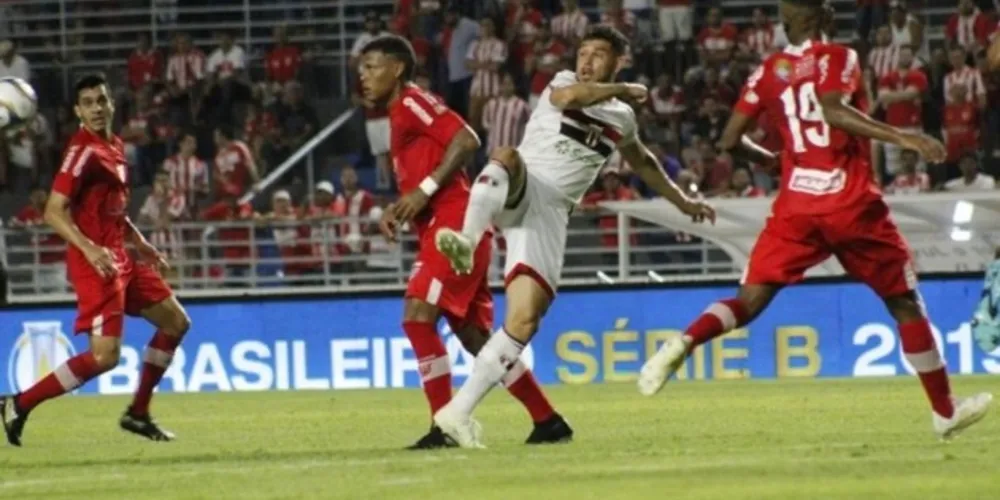 Vitória por 1 a 0 mantém clube alagoano na luta pelo G4