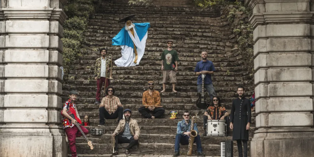 Banda se apresenta no encerramento da temporada do Sexta às Seis
