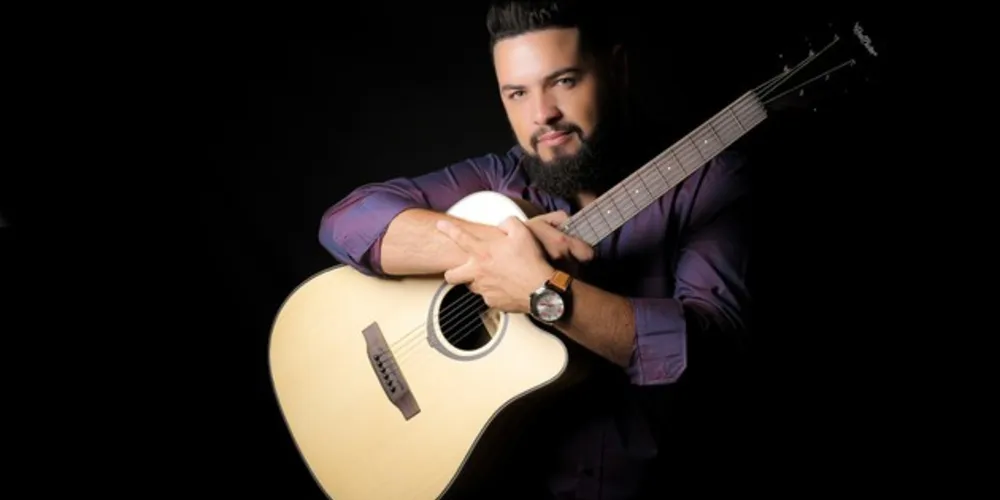 Há mais de 10 anos Rogério canta música sertaneja nos barzinhos da cidade