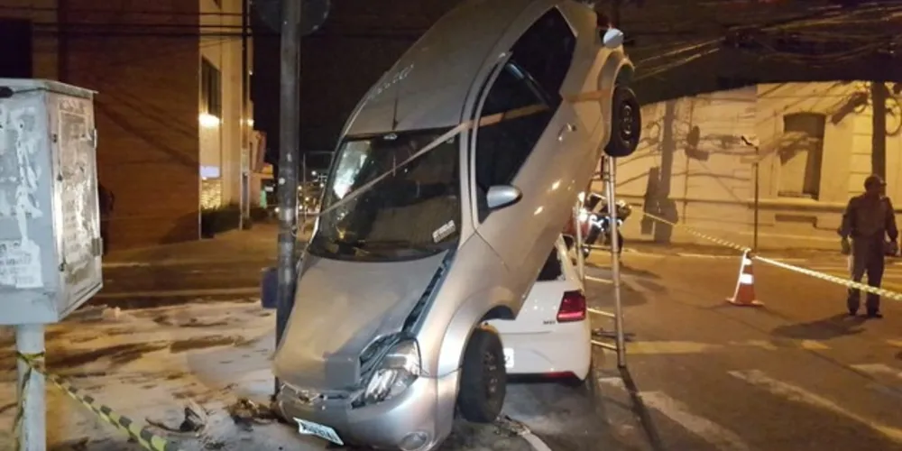 Com o impacto da batida, o Ford Ka foi lançado em cima do outro veículo e só parou ao bater em um poste