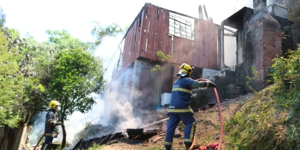 Imagem ilustrativa da imagem Grande incêndio mobiliza bombeiros em bairro de PG