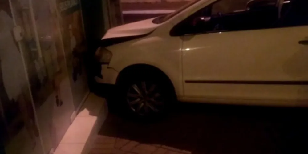 Imagem ilustrativa da imagem Carro invade contramão e causa acidente no Centro