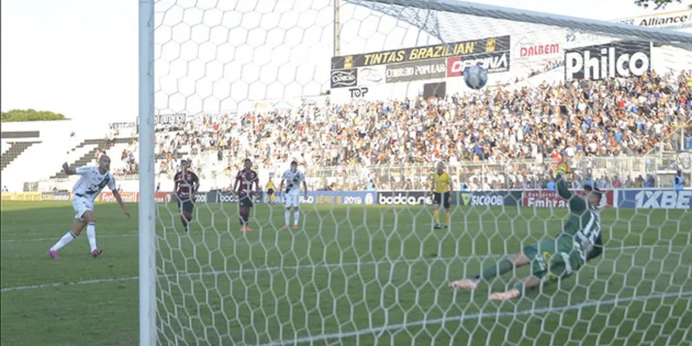 Vitória por 2 a 1 afasta o time baiano da zona de rebaixamento
