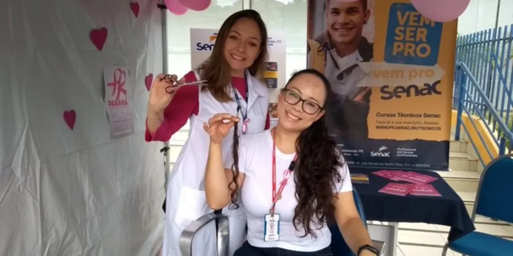 Durante todo o dia a equipe está realizando cortes de cabelo