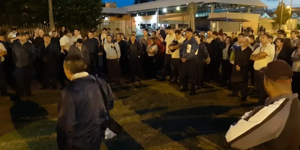 Cerca de 300 trabalhadores aprovaram início das negociações do reajuste salarial da categoria